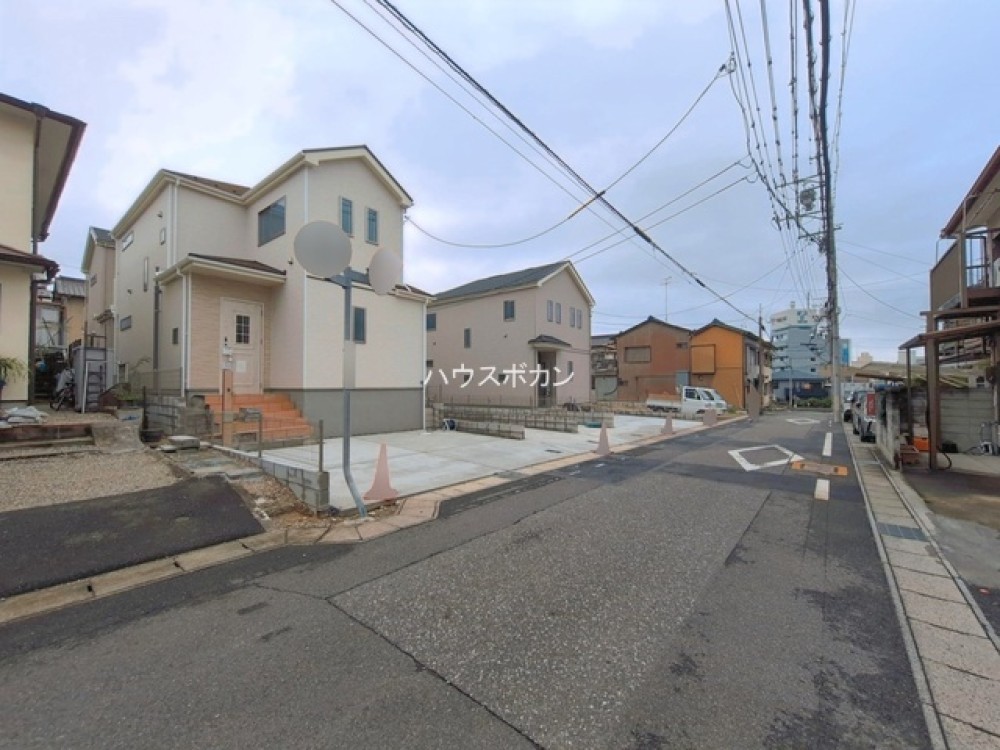 前面道路から見た建築中の新築外観です！