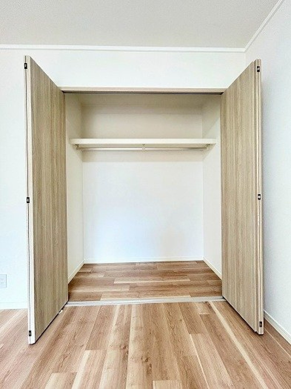 ハンガーパイプ付きの使いやすい収納です。