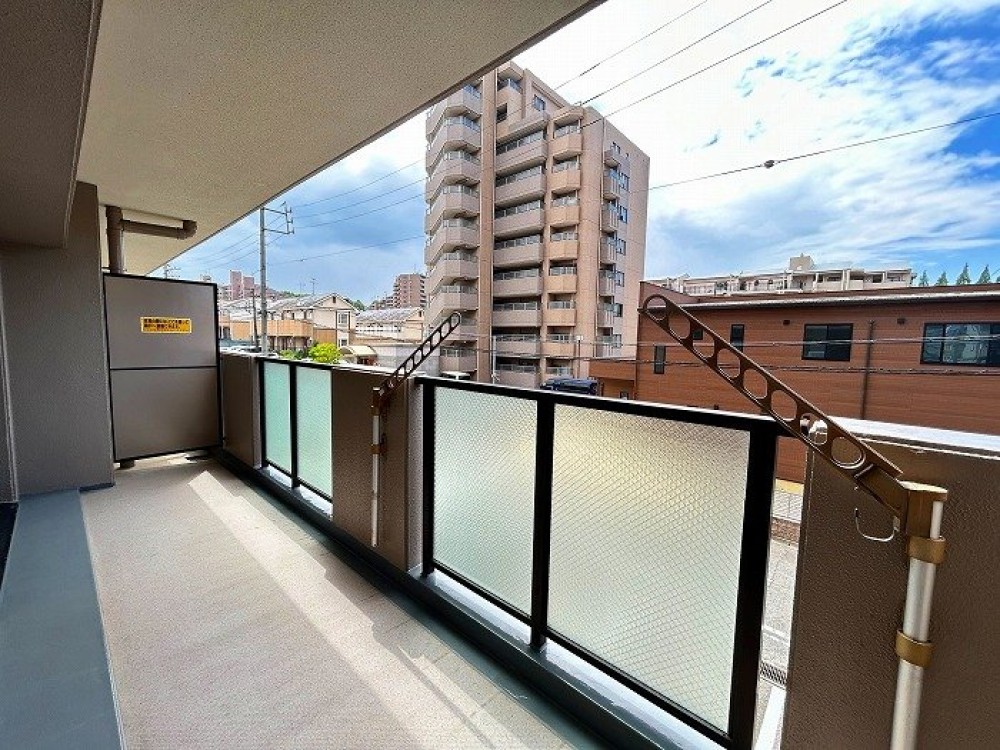 物干し竿掛け付きの南向きバルコニー◎