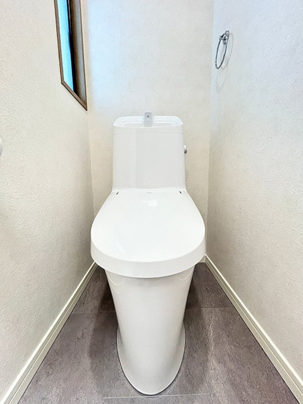小窓付きで換気のしやすいトイレです。