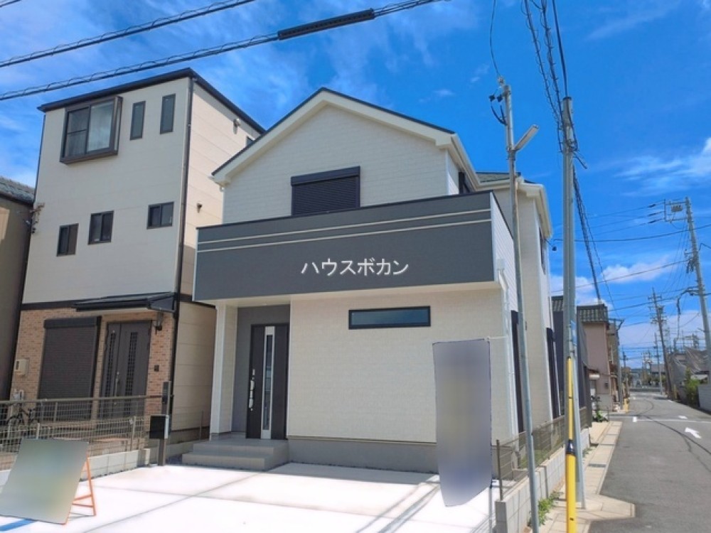 角地に建つ、スタイリッシュな新築外観！