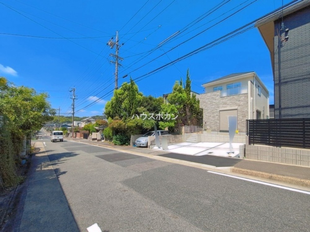 幅員約8mの広い前面道路に面した閑静な住宅街！