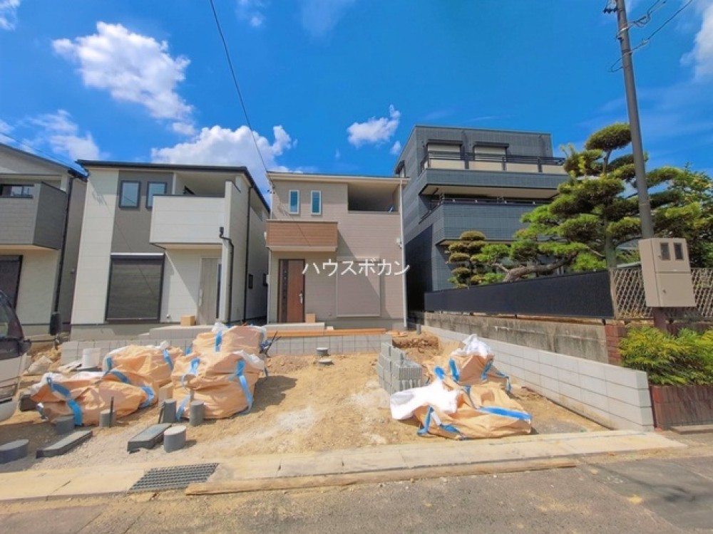 青空広がる閑静な住宅街の新築外観！