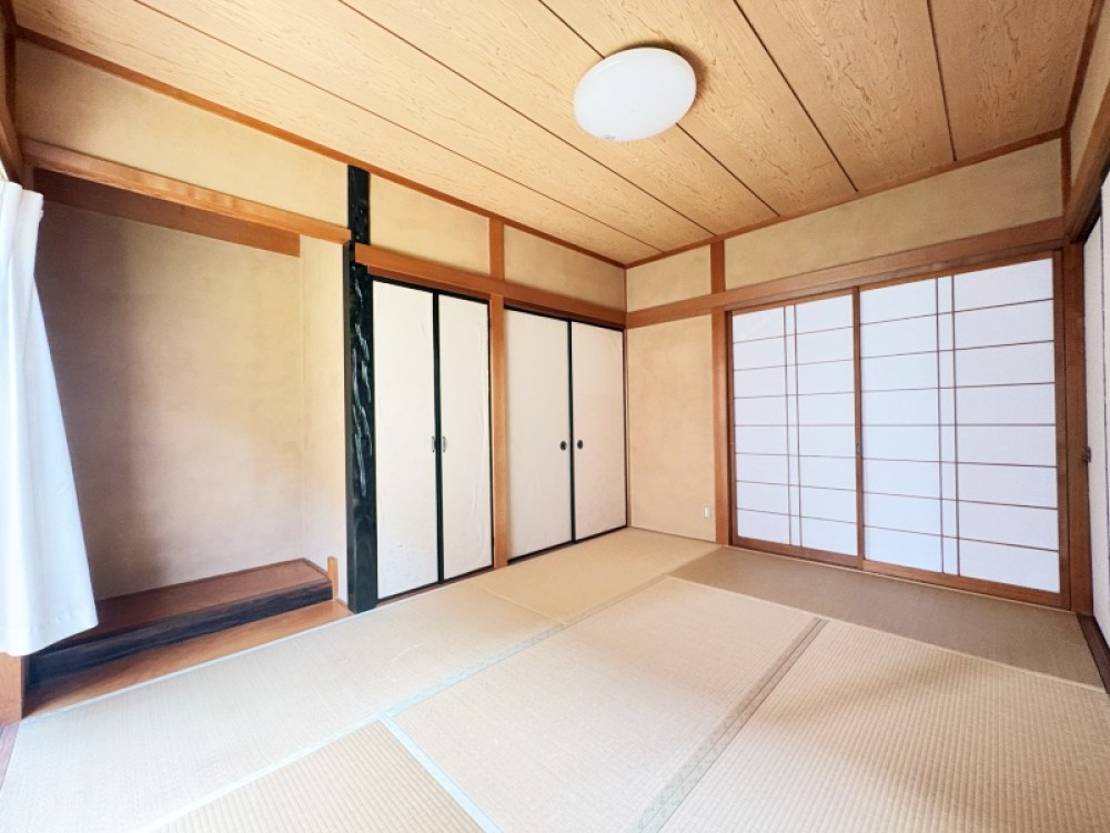 収納を活かしてすっきり使える和室。