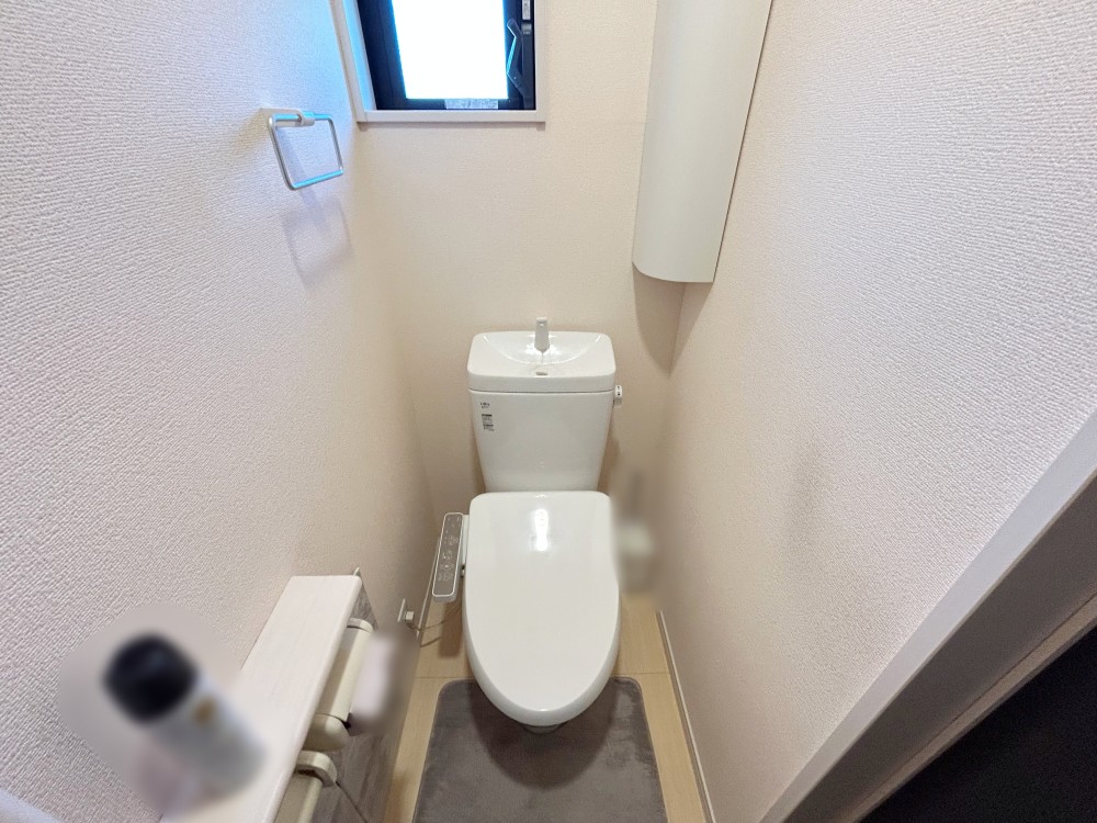 清潔感のあるすっきりとしたトイレ空間。