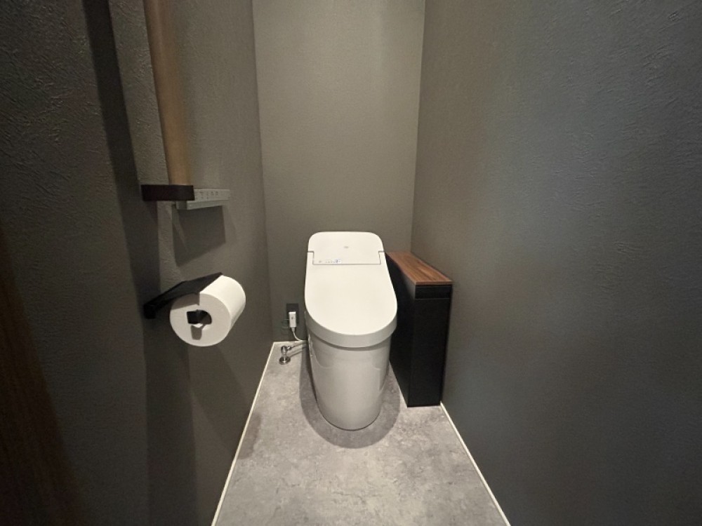 清潔感のあるすっきりとしたトイレ空間。