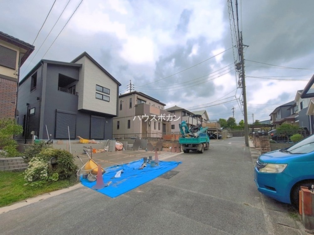 建築中の新築戸建、前面道路も広々◎