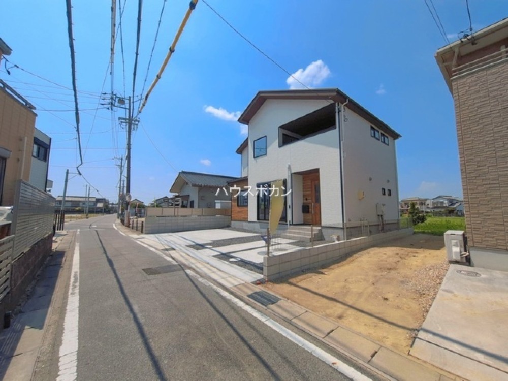 南面道路に面した明るい外観です！