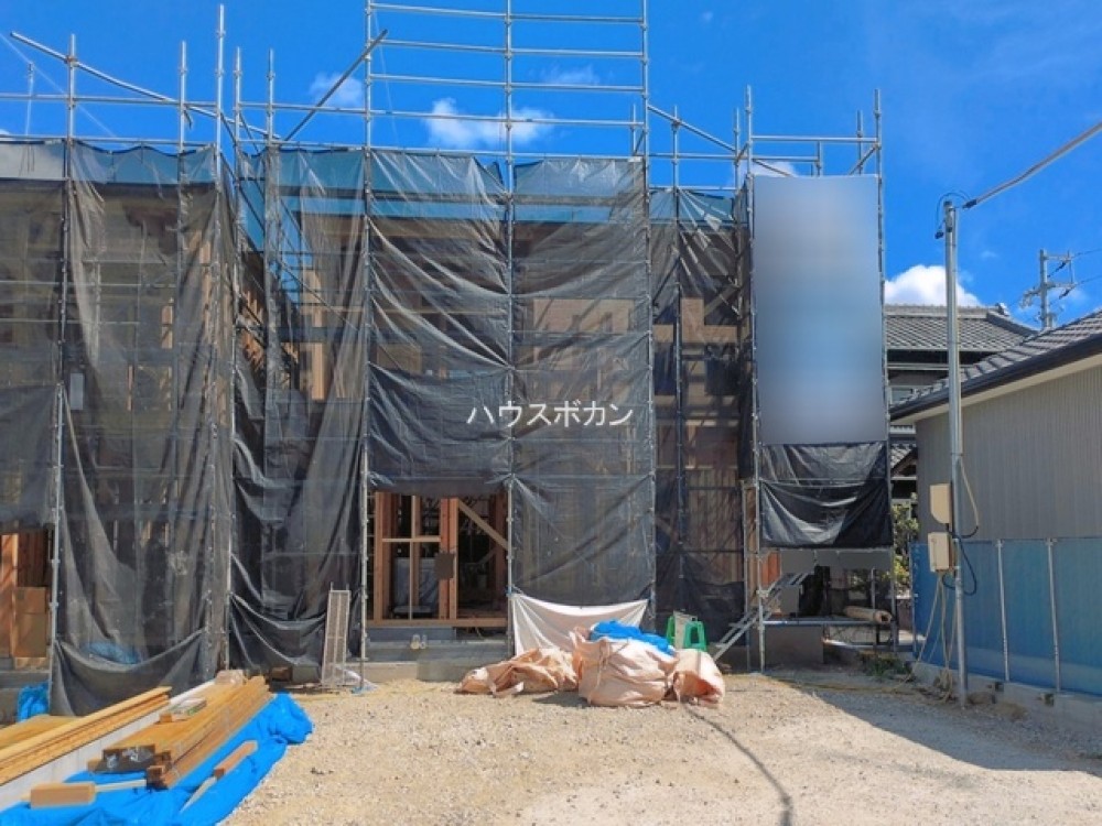 青空のもと建築中の新築戸建です！