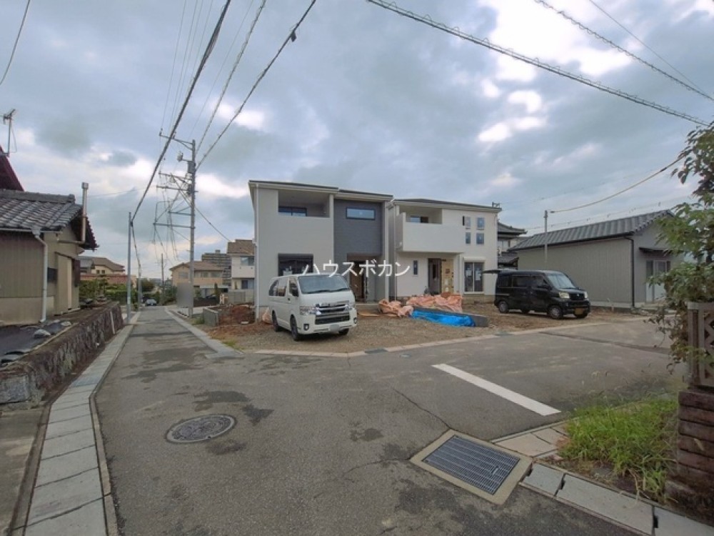 建築中の外観。南面道路に接した2階建てです！