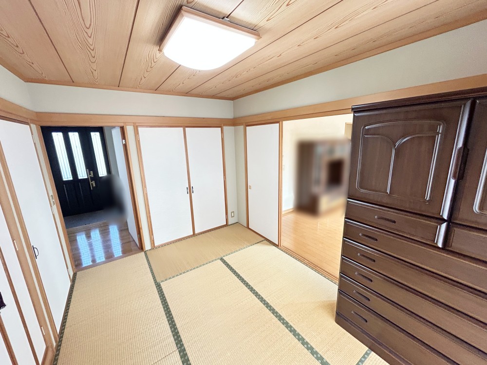 押入付きで布団や季節物の収納に便利。