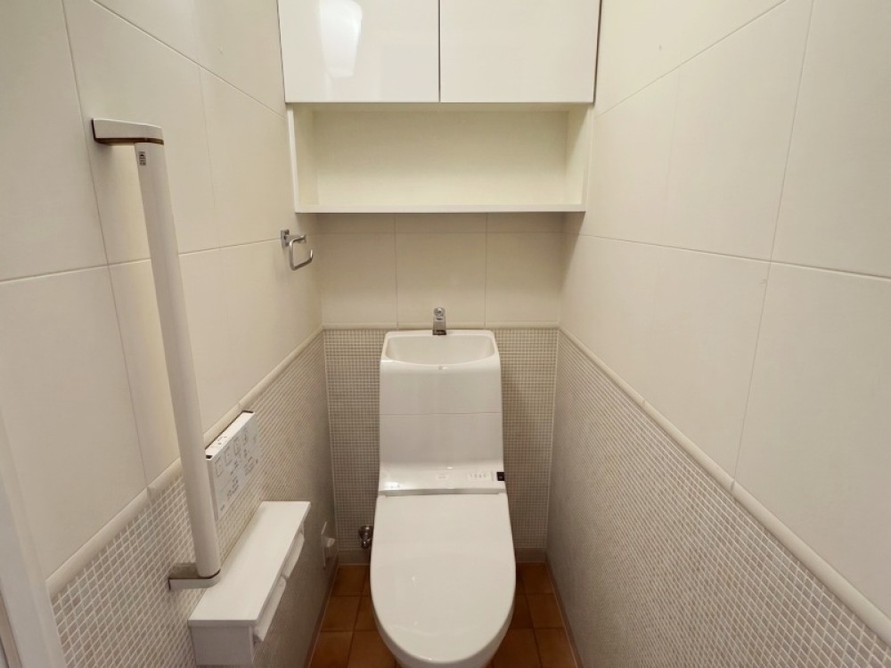 手すり付きで安全性の高いトイレです。