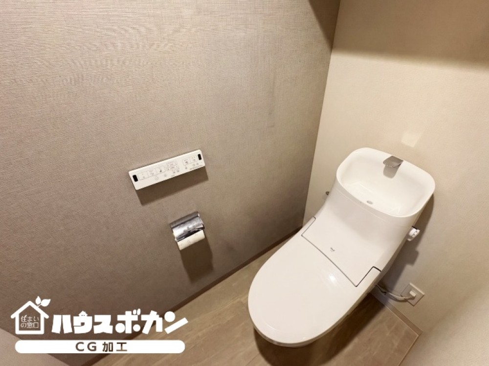 白基調の清潔感あふれるトイレです。