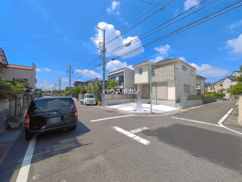 角地に建つ外観と前面道路の様子。