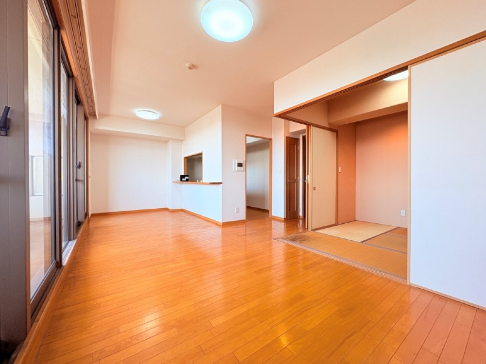隣接する和室と一体で使える、ゆとりある間取り！