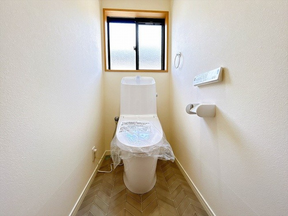 換気のしやすい小窓付きトイレです。