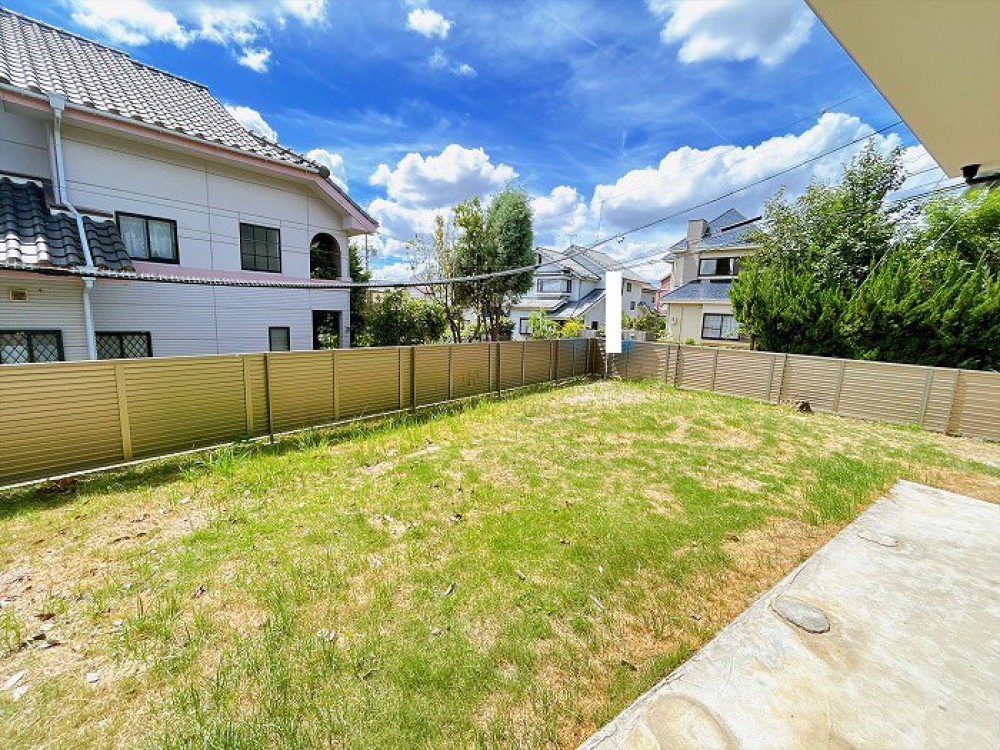 広々とした芝生の庭が広がる戸建です！
