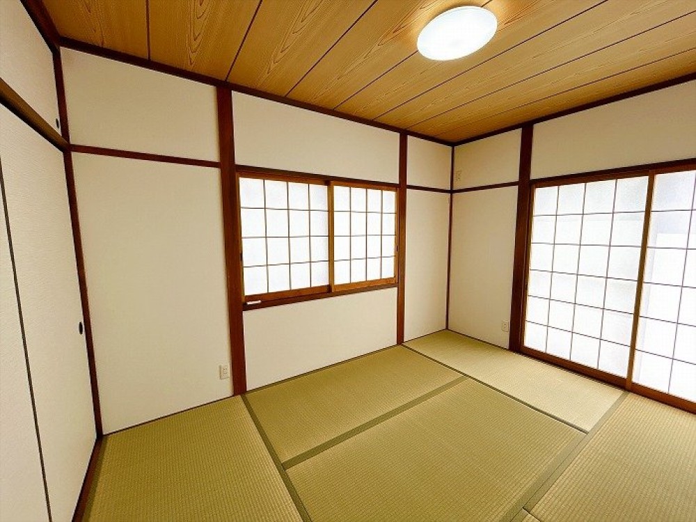 明るい採光の和室。収納付きでゆとりある空間◎
