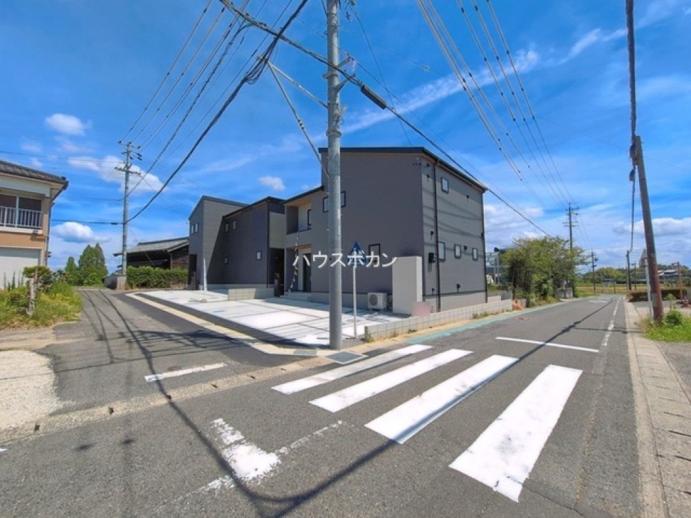 角地に建つ2階建て新築戸建！駐車スペースも広々◎