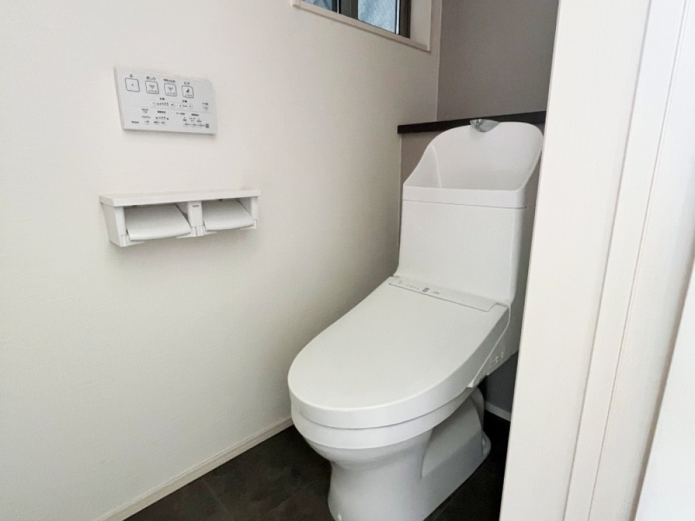 白基調の清潔感あふれるトイレです。