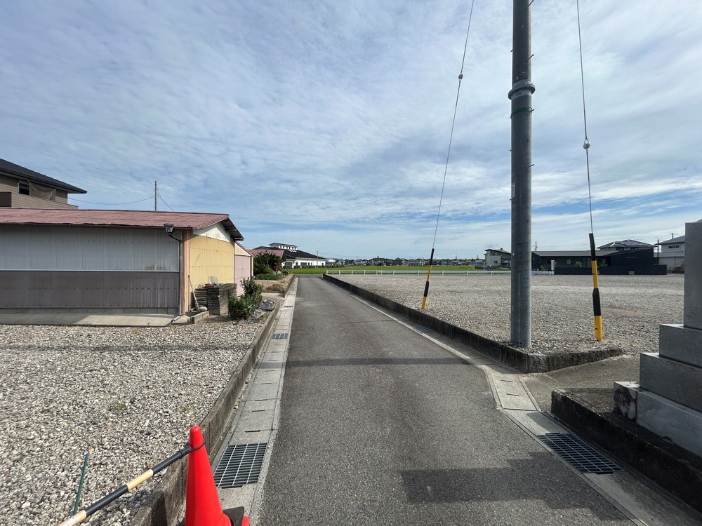 整備された前面道路と広々とした敷地。