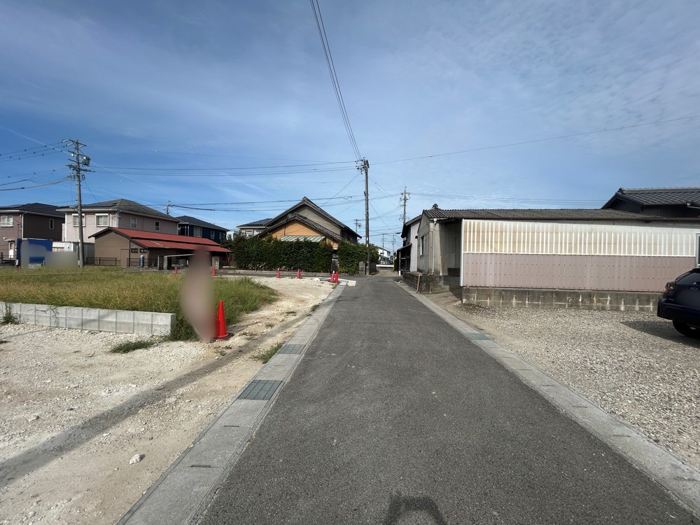 閑静な住宅街の前面道路の様子です。