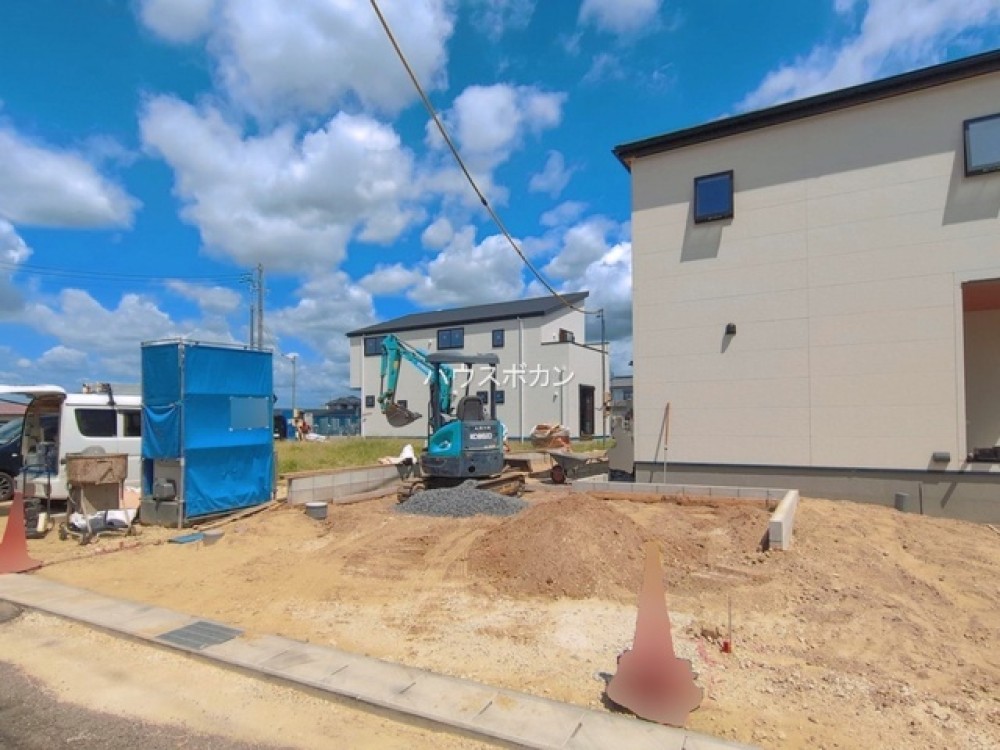 建築中の現場。閑静な住宅街に位置します。