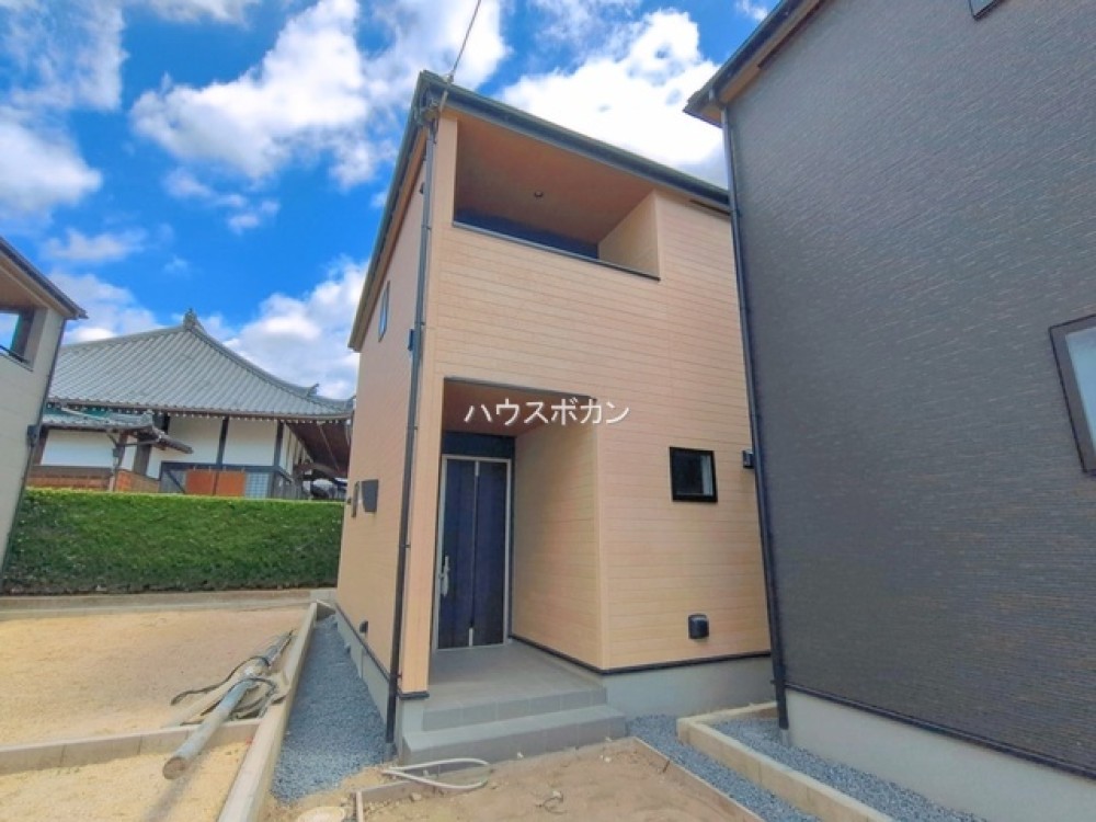 木目調の外壁が印象的な2階建て新築戸建！