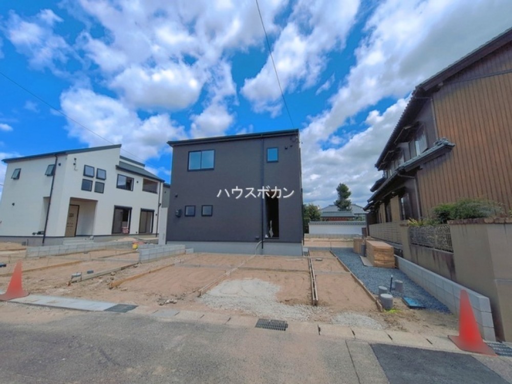 駐車場2台分を備えた新築戸建の外観です。
