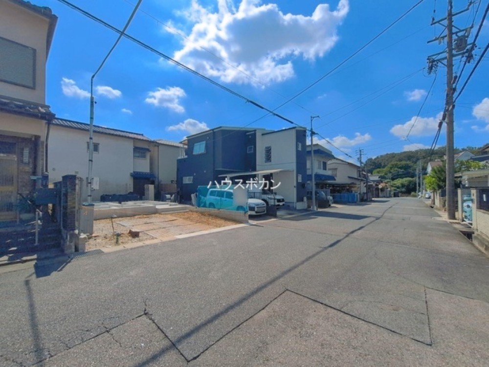前面道路幅広く、駐車もしやすい環境です！