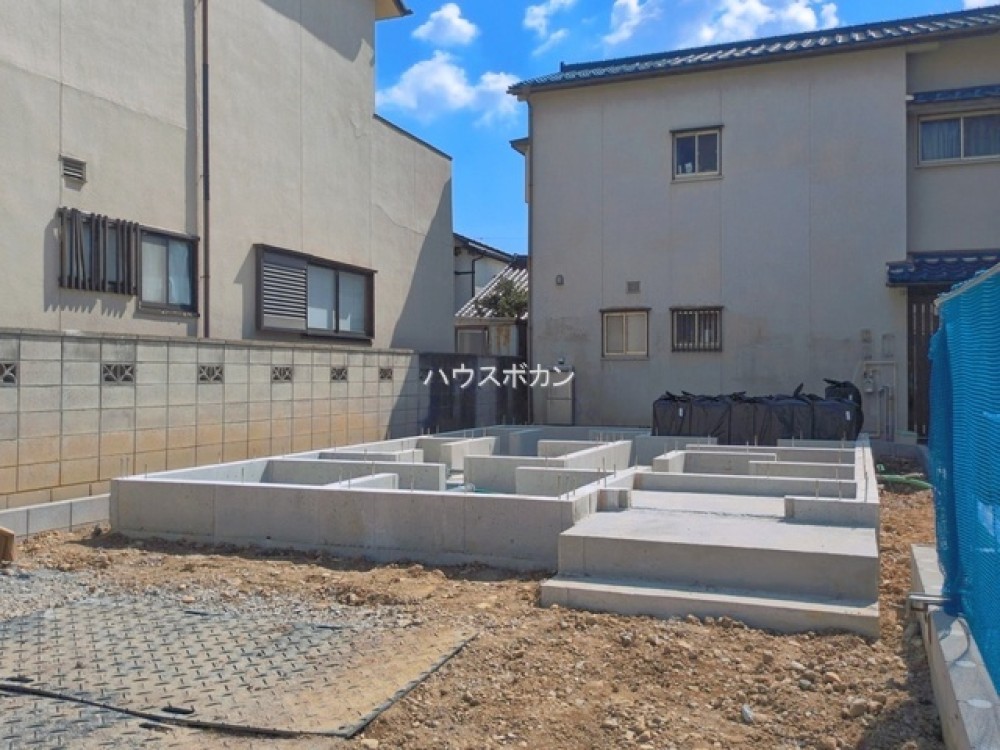 基礎工事中の現地。閑静な住宅街に位置します！