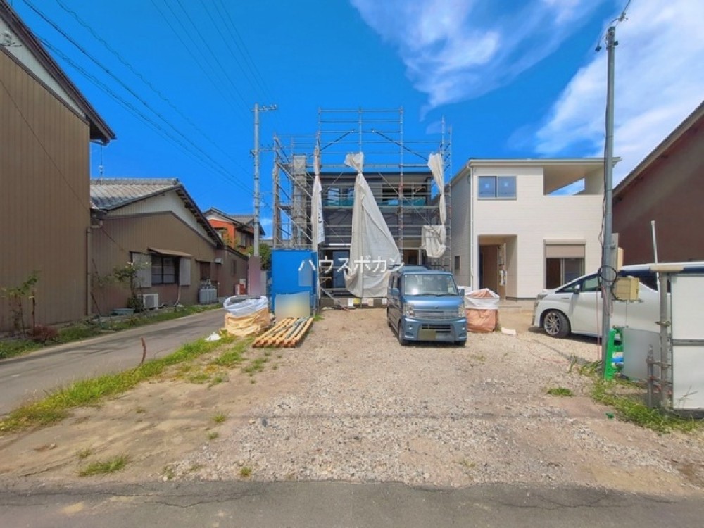 建築中の新築戸建、現地外観です！