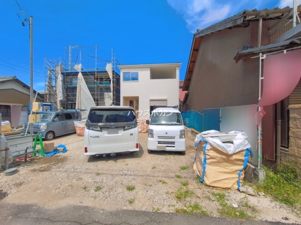 青空のもと建築中の新築戸建です！