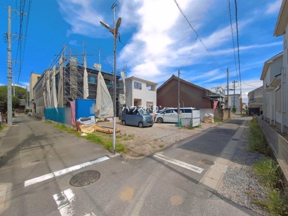 建築中の現場。閑静な住宅街に位置します。