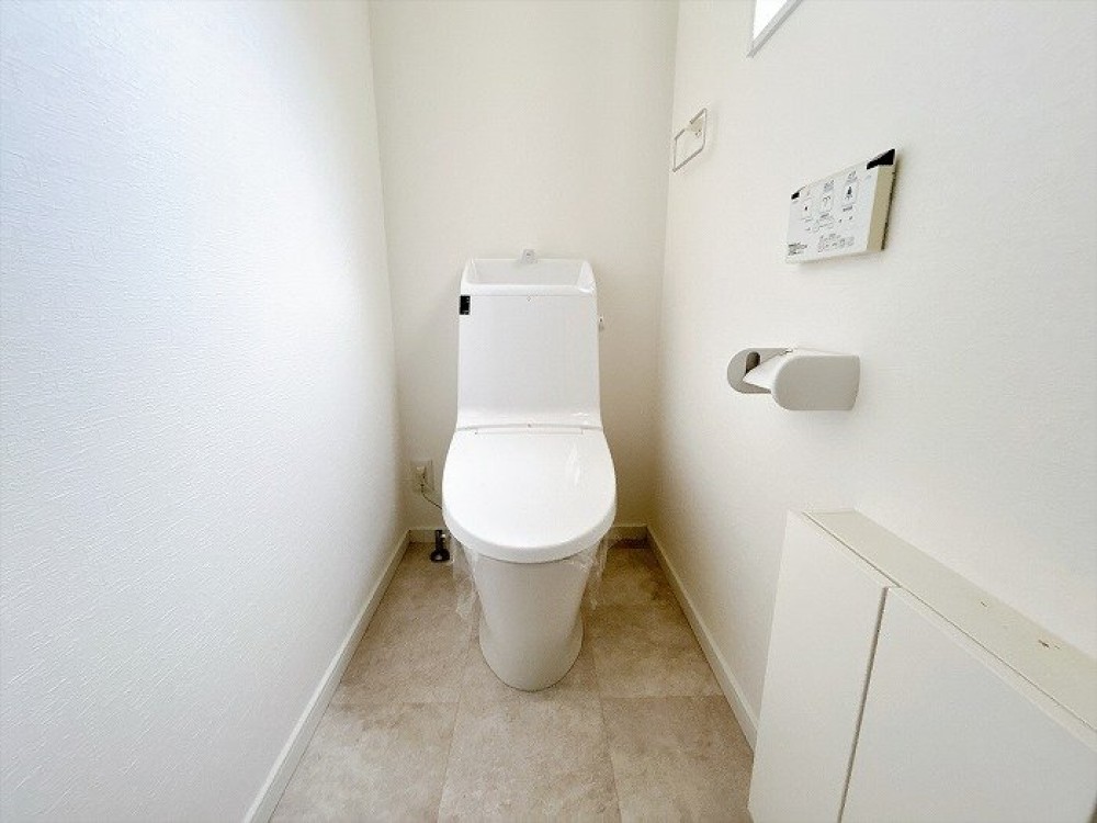 白基調の清潔感あふれるトイレです。