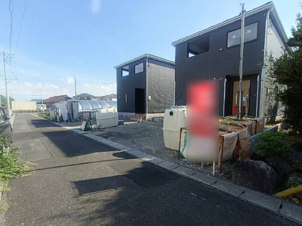 ダークカラーの外壁が印象的な2階建て！