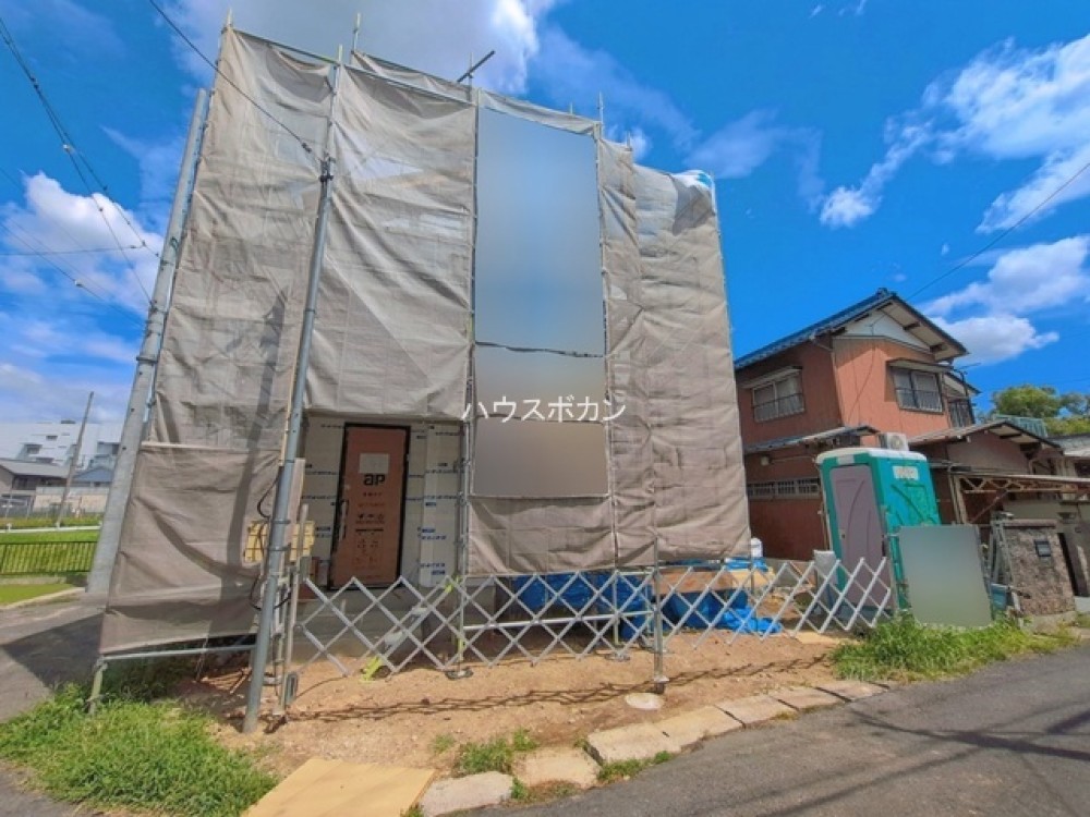 建築中の新築戸建、角地に位置します！
