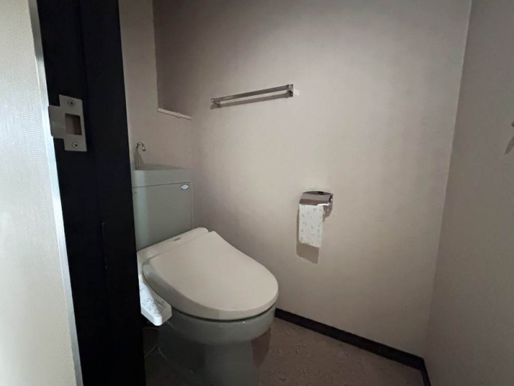 白基調の清潔感あふれるトイレです。