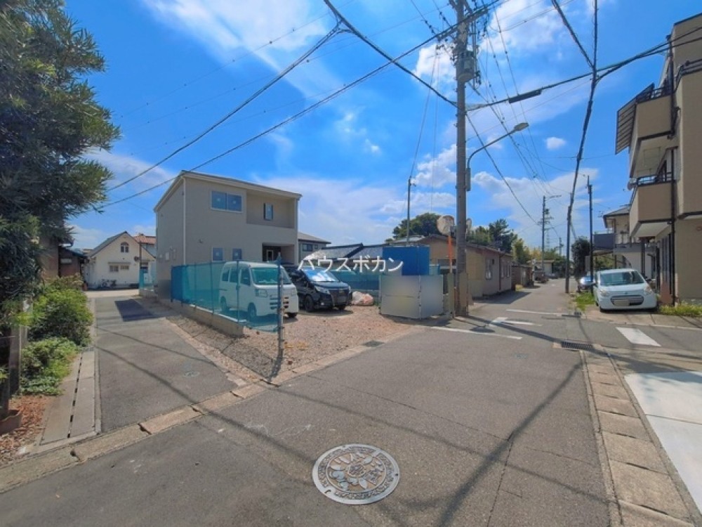 建築中の角地物件、周辺は落ち着いた住宅街！