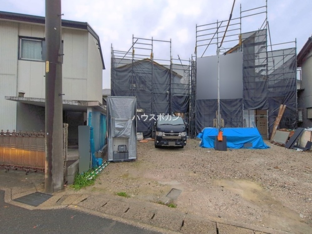建築中の現地。閑静な住宅街に位置します。