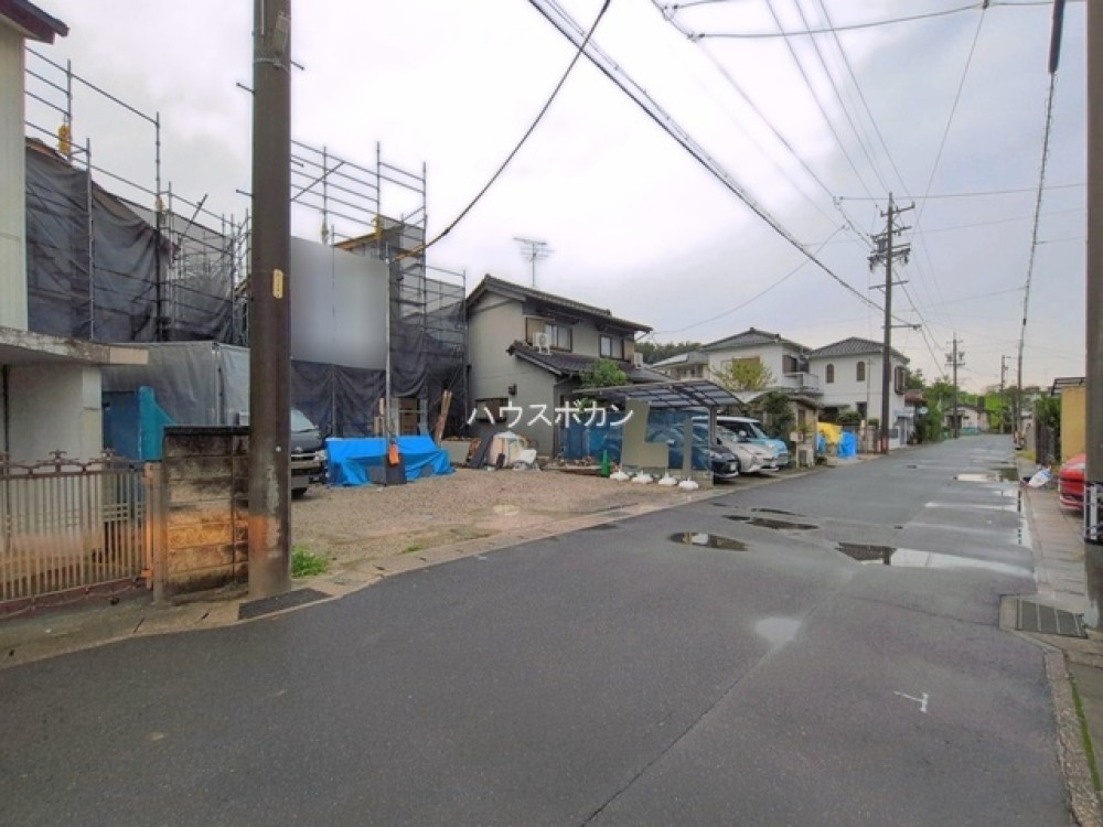 建築中の現地。閑静な住宅街に位置します。