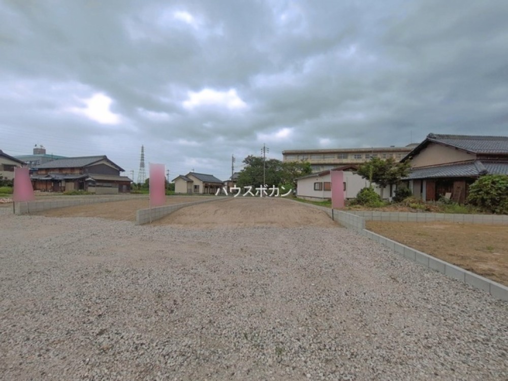 整地済みの広々とした敷地です。