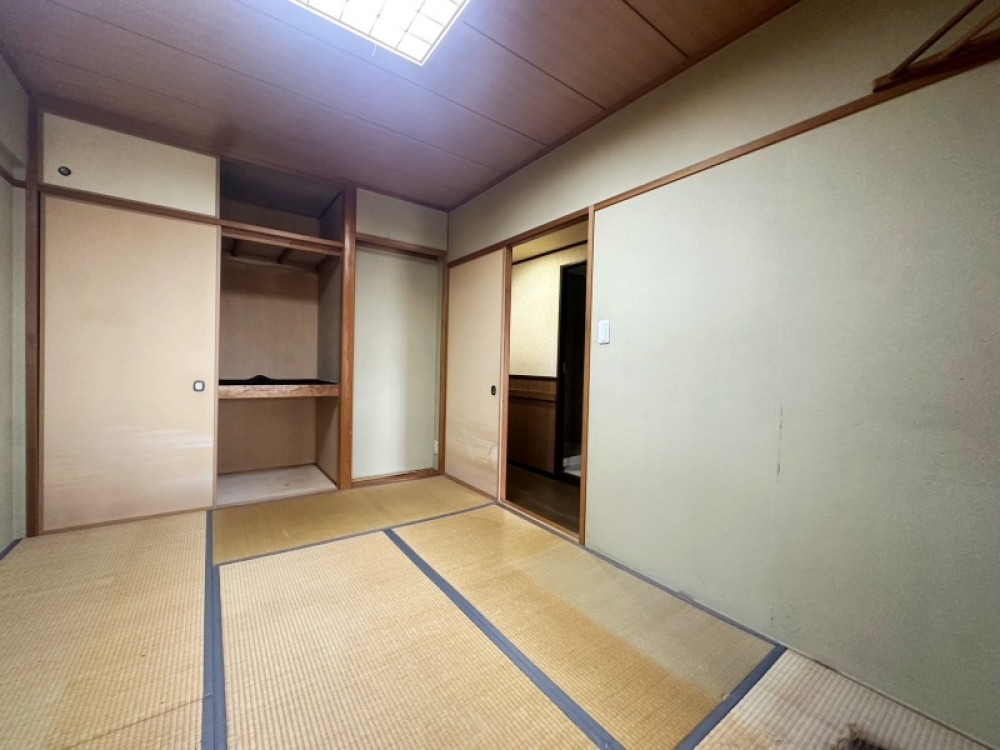 押入付きで布団や季節物の収納に便利。