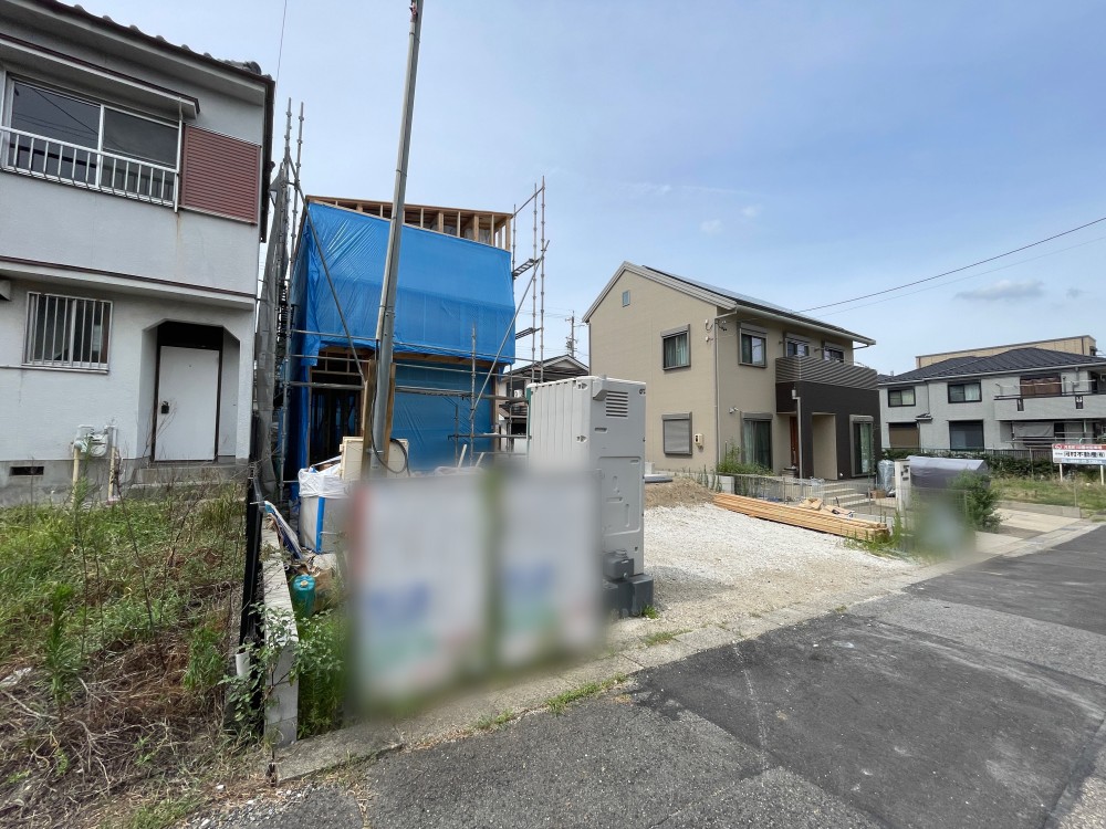 建築中の現場。閑静な住宅街に位置します。