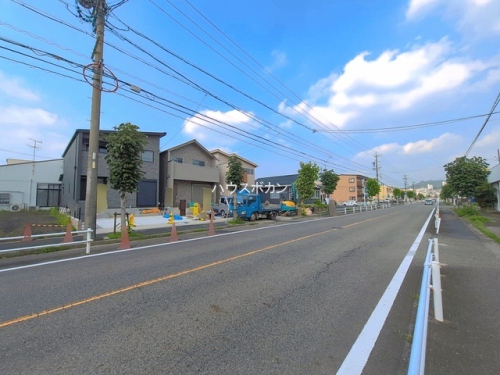 幅員約16mの北側道路に面した現地です。