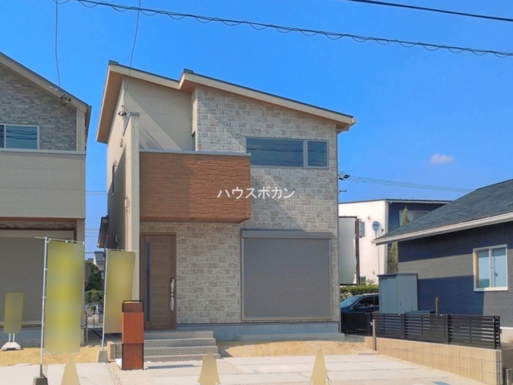 石調タイルが印象的なおしゃれな外観！
