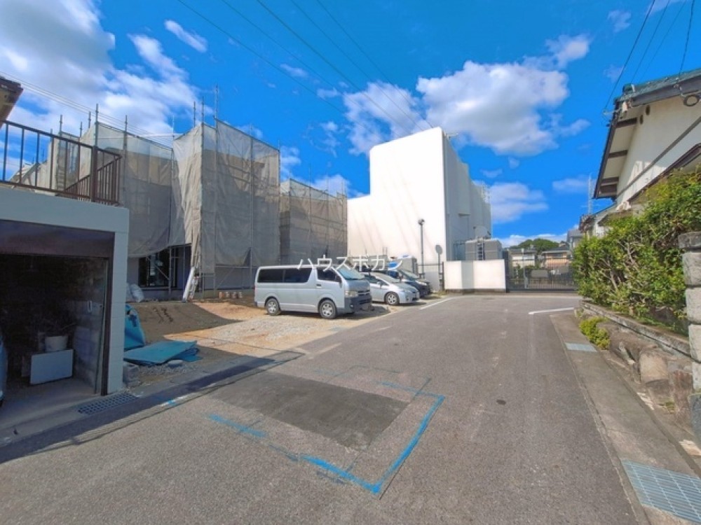 建築中の現場。前面道路も広く開放的！