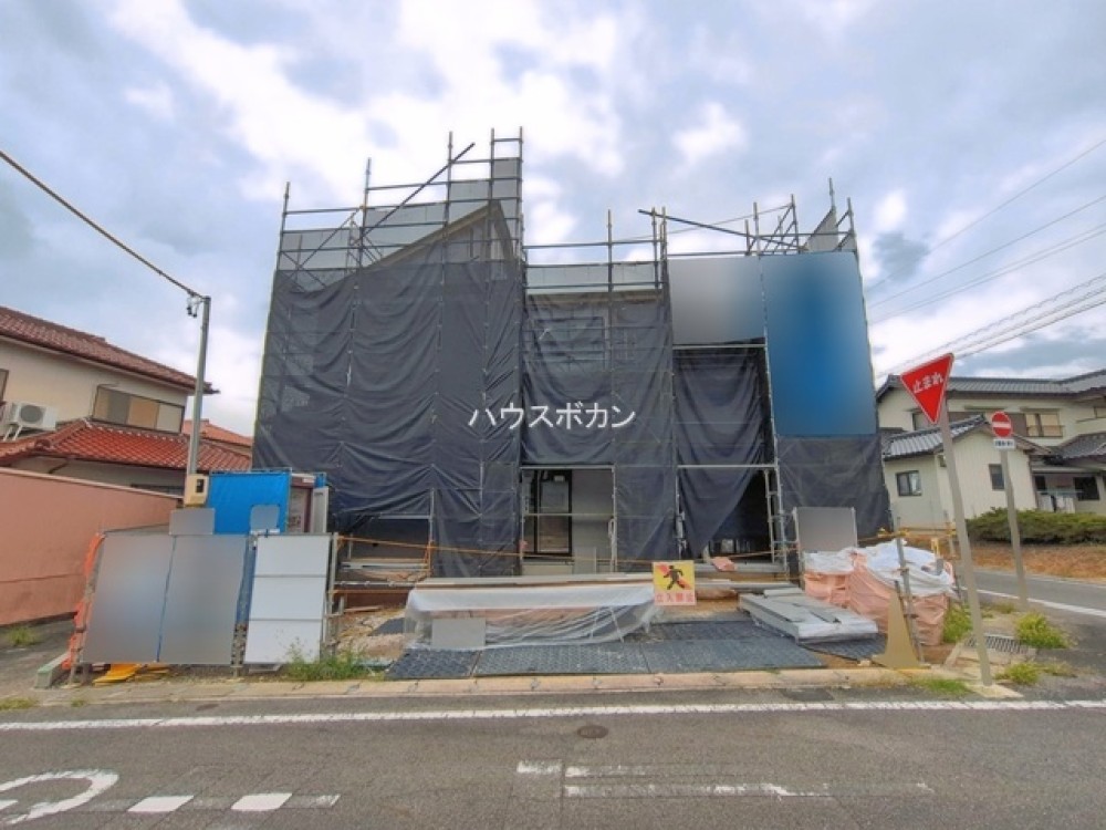 南面道路に面した角地の建築中外観！