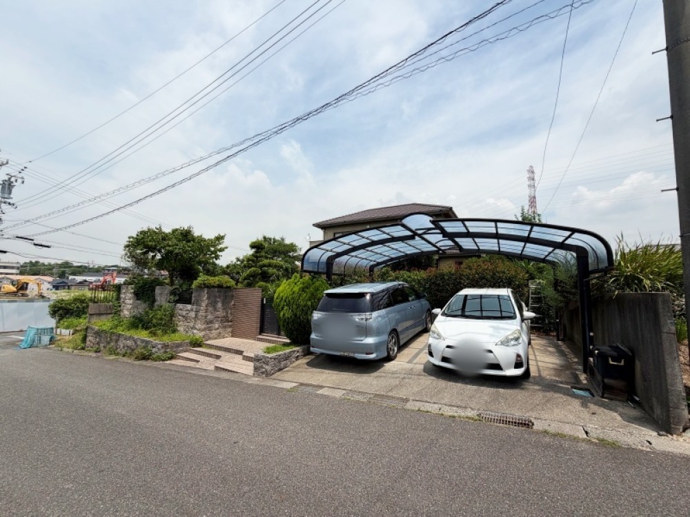 カーポート付き♪雨の日も濡れずに乗り降り快適！