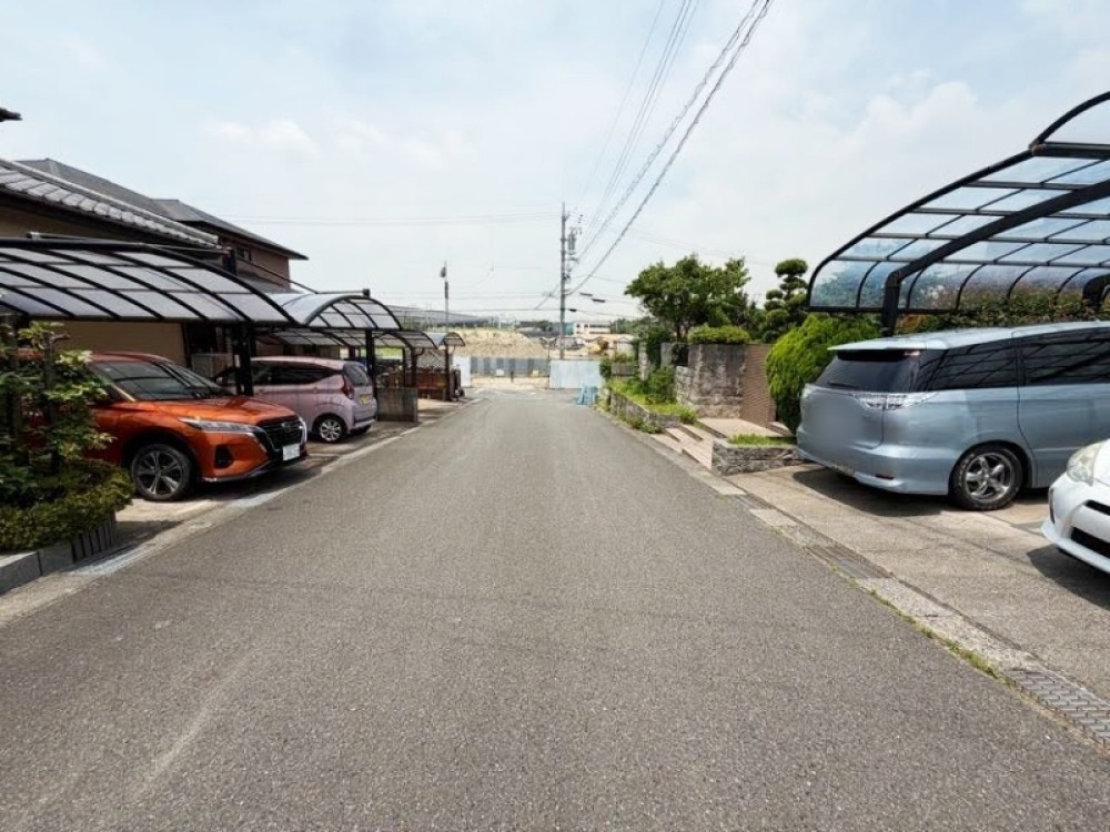 前面道路6mのゆとり。車のすれ違いも楽々！